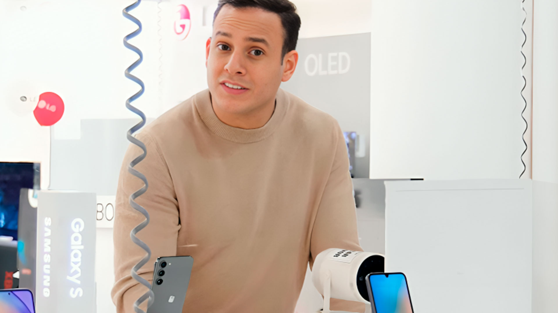 Multimax: Crea el cuarto de cine perfecto en casa con el nuevo proyector de Samsung